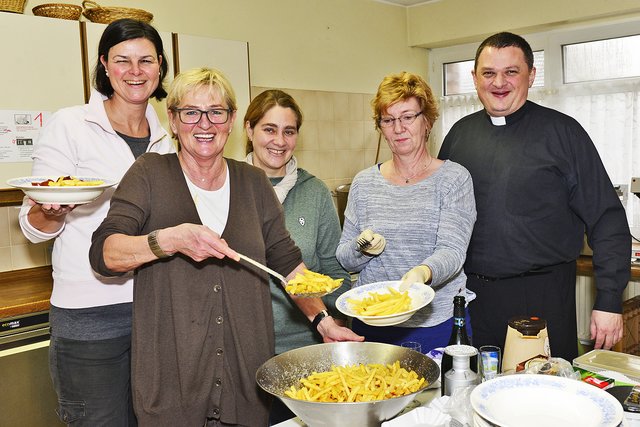 Traditionell durften sich die Rentforter Sternsinger auch in diesem Jahr wieder auf "Currywurst mit Pommes" freuen. Da konnt sich das Küchenteam im Gemeindehaus an der Hegestraße angesichts des guten Appetits der Jungen und Mädchen nicht über Arbeit beklagen.