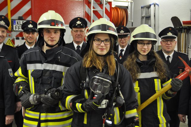 Nachwuchs für die Freiwillige Feuerwehr Bedburg-Hau. Drei Mitglieder der Jugendfeuerwehr versehen ab sofort Dienst in der aktiven Wehr.
