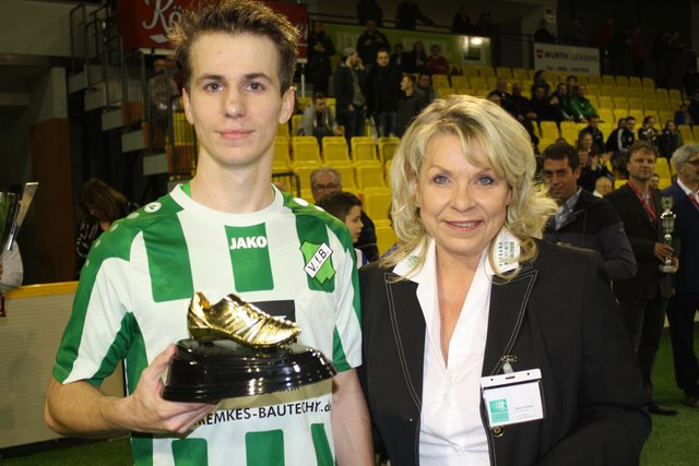 Janis Timm (VfB) wurde mit 14 Treffern Torschützenkönig. Die Ehrund übernahm Gisela Schmitz vom Verband Mülheimer Fußballvereine.