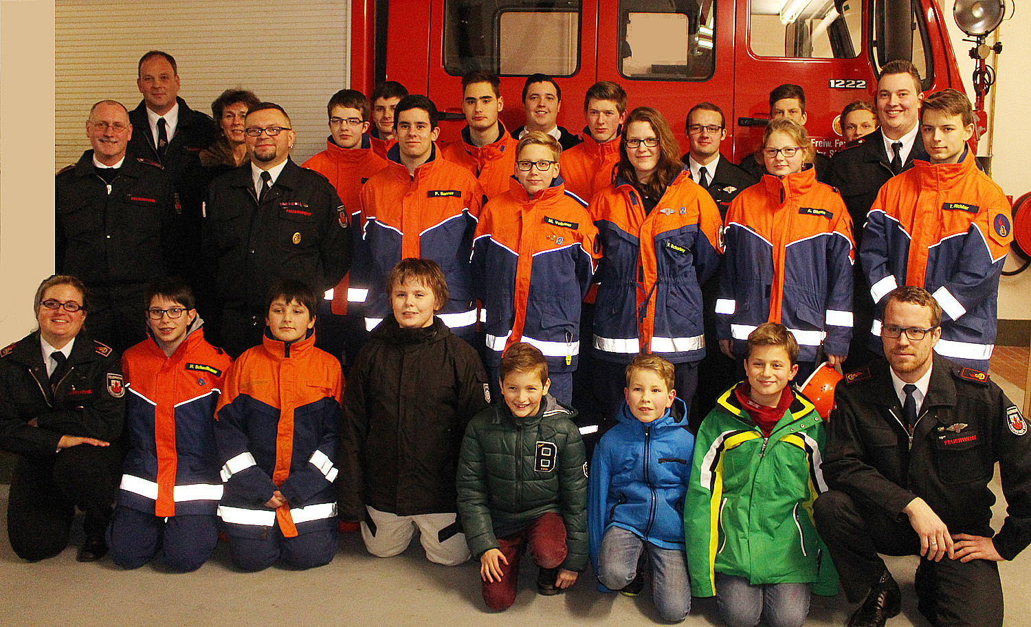 Die Jugendfeuerwehr Unna Ost mit ihren Gästen oben links: Stadtjugendfeuerwehrwart Hermann Lüer, Stadtbrandinspektor Hendrik zur Weihen und die stellv. Bürgermeisterin der Kreisstadt Unna Renate Nick