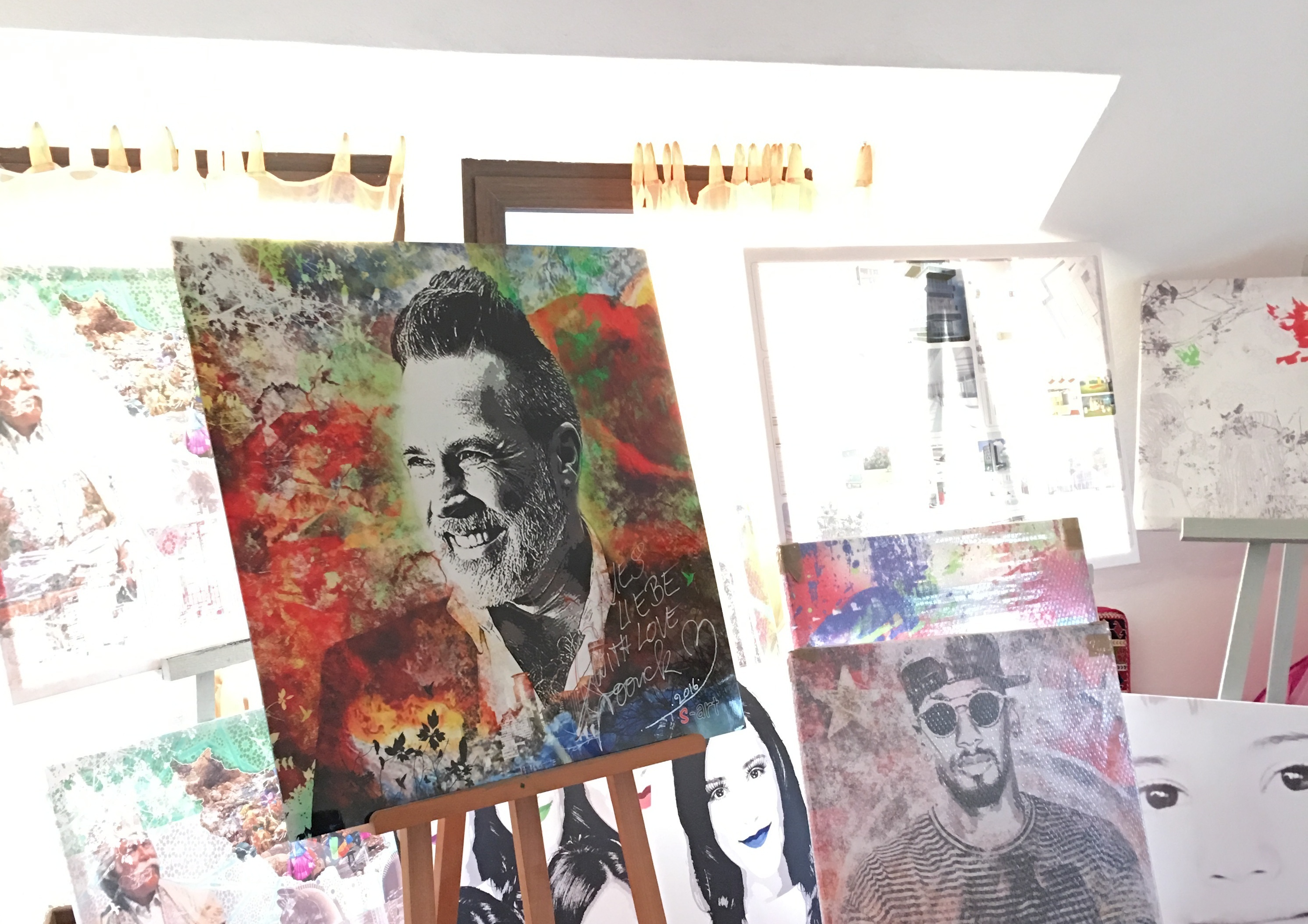 Künstler der Gruppe "S-Art" stellten für die Schau in der Kita St. Hedwig mehr als 30 ihrer Arbeiten - darunter Michtechniken Acryl-, Graffiti- und Digitaler-Kunst - zur Verfügung. Fotos: privat