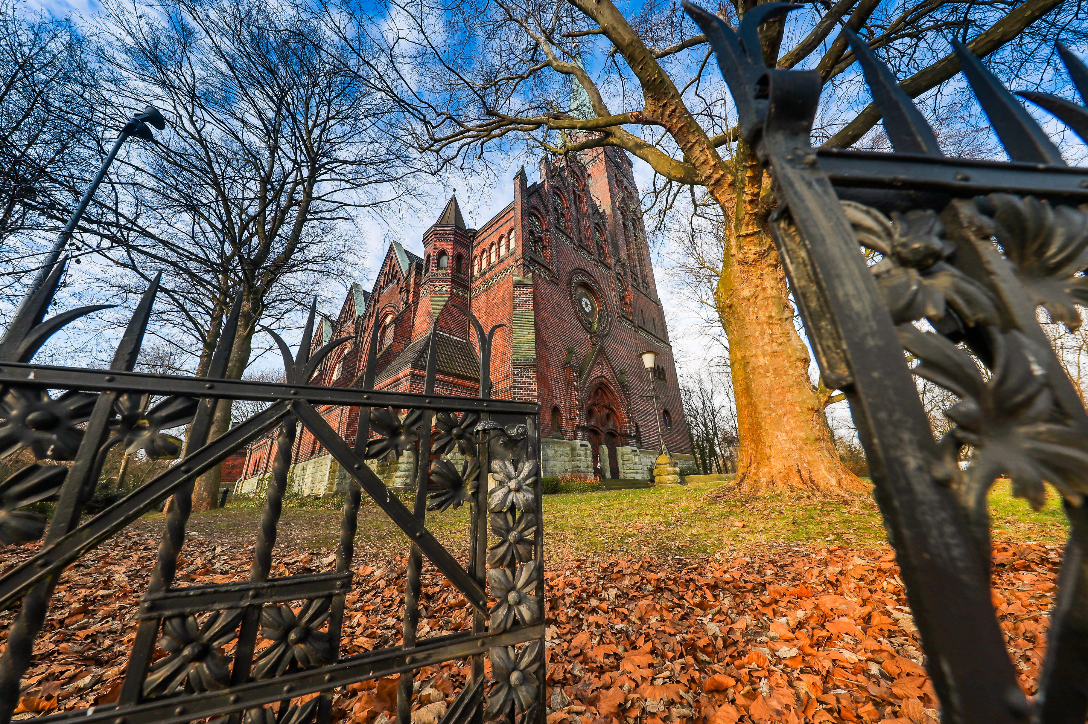 Ziel der Handwerker in den nächsten Wochen: Die 112 Jahre alte Dorstfelder Kirche an der Hochstraße wird ab Juni für andere Zwecke genutzt.Alle Fotos: Schütze
