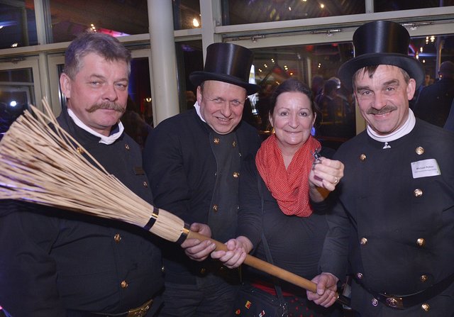 Auch "Glücksbringer" befanden sich unter den Gästen des Empfangs. Unser Foto zeigt drei Gladbecker Schornsteinfeger gemeinsam mit Claudia Braczko (SPD-Ratsfrau und Leiterin des "Runden Tisch Rentfort). | Foto: Braczko