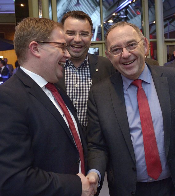 Austausch unter "Geldprofis": Finanzminister Borjans (rechts) mit dem neuen Sparkassen-Vorstand Marcus Steiner (links). Interessierter Zuhörer dabei Michael Hübner (SPD-Landtagsabgeordneter und -Kandidat bei der im Mai anstehenden Landtagswahl). | Foto: Braczko