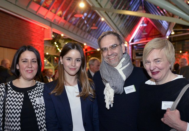 Freuten sich über die vielen Kontakte, die sie zu den Gästen des Empfang knüpfen konnten: Christiane Schmidt und Xhenita Kraja (von links) von der städtischen Wirtschaftsförderung. Rechts im Bild Andreas und Katja Krischel (Salon Top-Hair). | Foto: Braczko