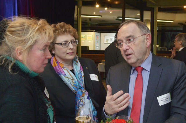 Bis weit nach Mitternacht nutzte Finanzminister Borjans die Möglichkeit zu Gesprächen. Zu den Gesprächspartnern gehörte dabei auch die neue VGW-Geschäftsführerin Elisabeth Kolberg (Mitte). | Foto: Braczko