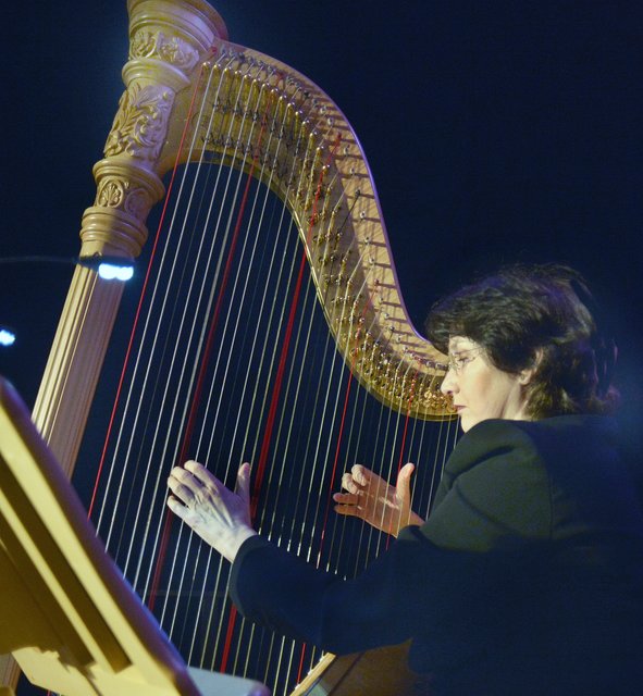 Die Harfistin aus Sonja Hahn Dorsten sorgte dieses Mal beim Neujahrs-Wirtschaftsempfang im Foyer der Stadthalle für den musikalischen Rahmen. | Foto: Braczko