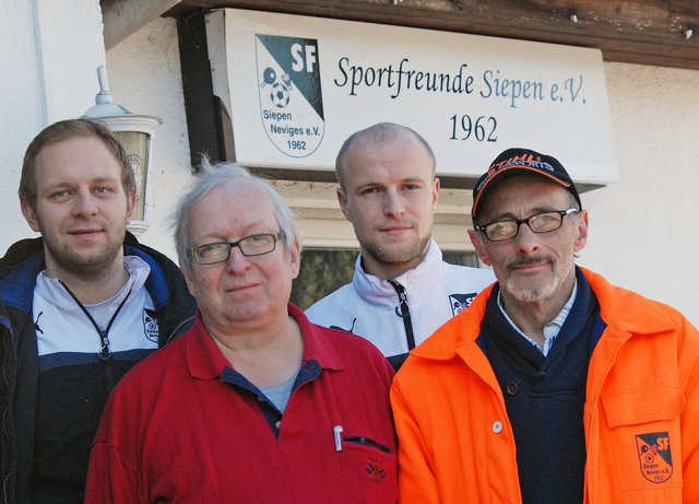 Nachdem die Sportfreunde Siepen den Platz und das Vereinsheim an der Hohenbruchstraße übernommen haben, schauen Paul Schock (von links), zweiter Vorsitzender, Pressewart Thomas Beller, Vorsitzender Michael Schwäbe und der ehrenamtliche Platzwart Hans-Werner Hilberg optimistisch in die Zukunkft.