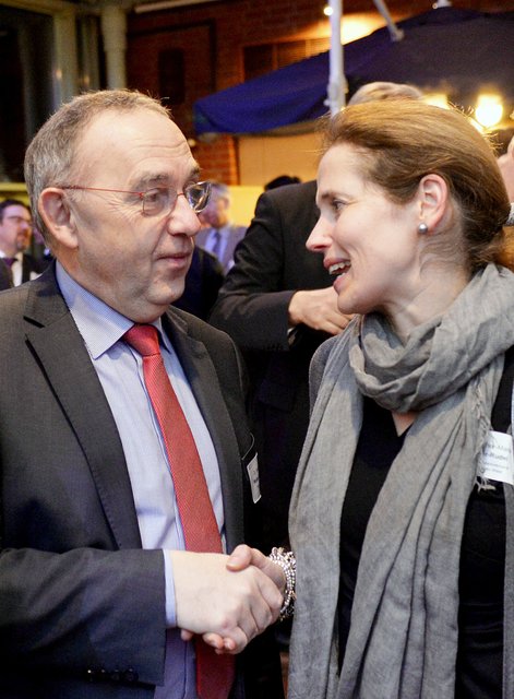 Im Meinungsaustausch mit dem Finanzminister über die Situation des Einzelhandels vor Ort: Rechtsanwältin Dr. Esther-Maria Meyer-Rudel. | Foto: Braczko