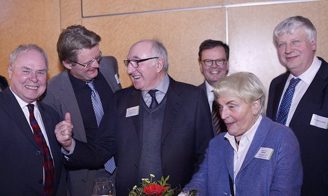 Zumeist gut gelaunt zeigten sich die Teilnehmer des Empfangs. Scheinbar gehen die Gladbecker Unternehmer und Geschäftsleute doch recht zuversichtlich ins Jahr 2017. | Foto: Braczko