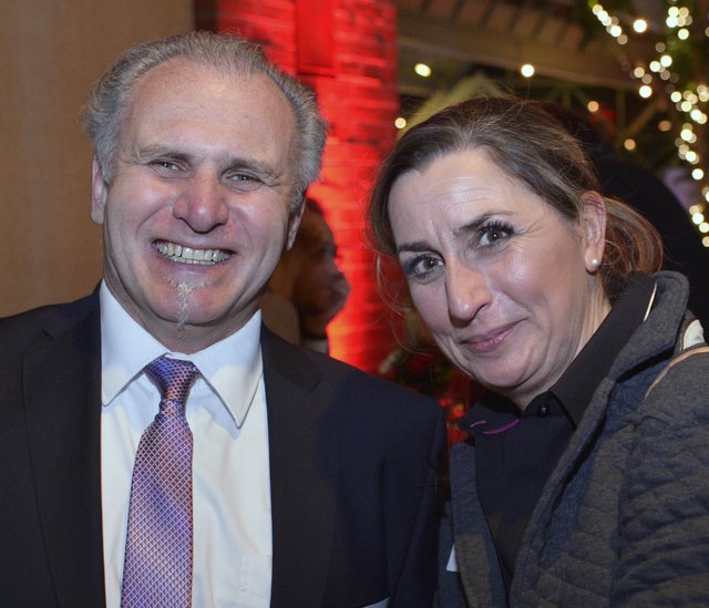 Gute Laune im Foyer der Stadthalle: Sami Kemmuna (Dentaltechnik) und Birgit Dehling (Autovermietung Kremser). | Foto: Braczko