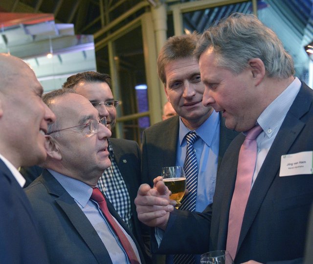Die ungezwungene Atmosphäre in der Stadthalle nutzte auch der Gladbecker Apotheker Jörg van Ham (rechts) zu einem Gespräch mit dem prominenten Gast Borjans (2. von links). | Foto: Braczko