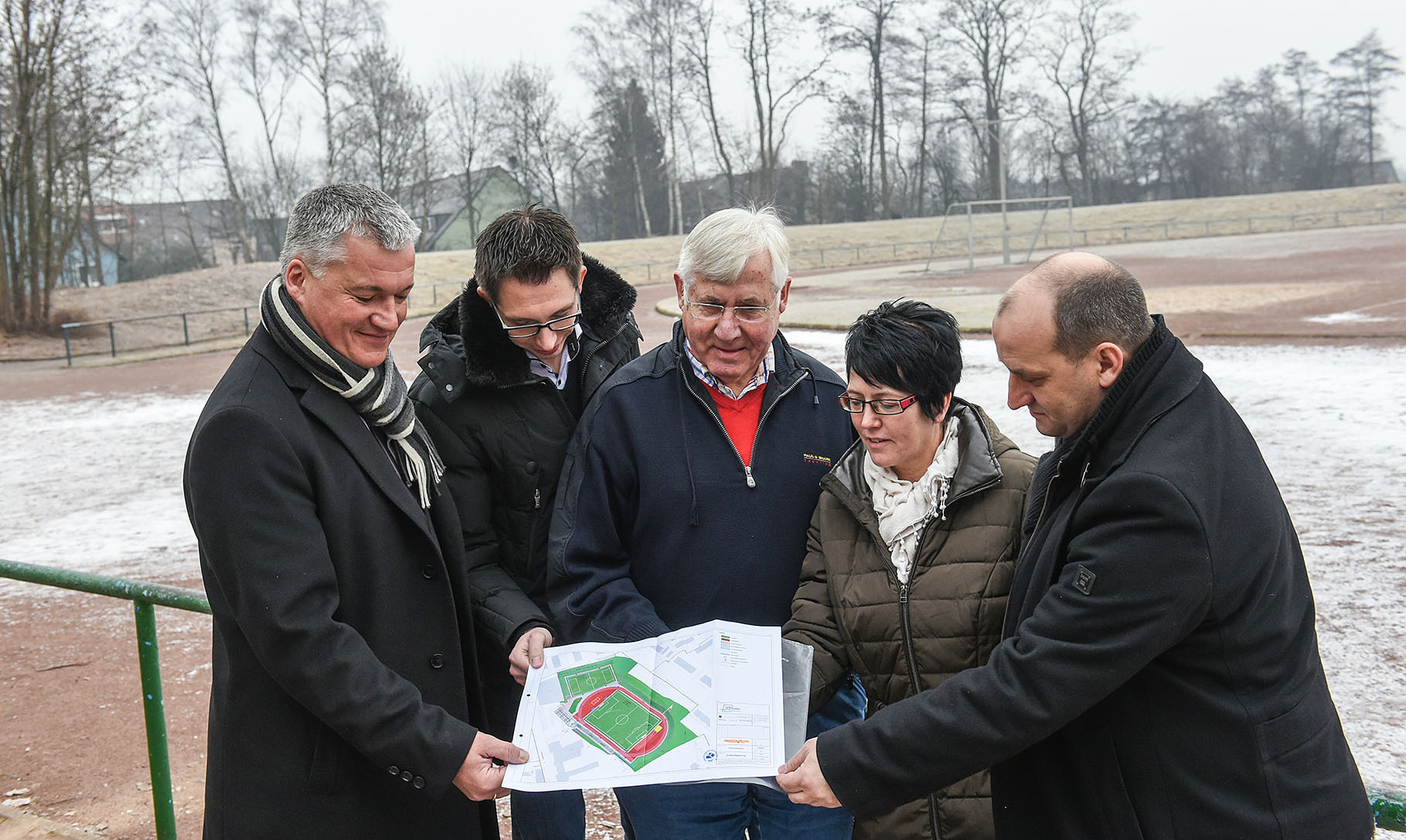 Udo Redmann (SV Borbeck), Kevin Kerber (TuS 84/10), Klaus Diekmann (Sportausschuss), Gudrun Schakau-Folgner (TuS 84/10) und Mario Baumann vom SV Borbeck freuen sich auf die Realisierung der Pläne. Im Frühjahr sollen die Bauarbeiten beginnen, im Herbst wird an der Prinzenstraße dann unter ganz neuen Bedingungen trainiert.