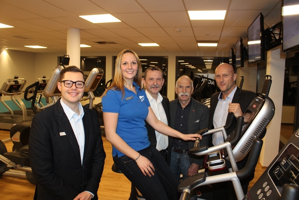 Freuen sich auf eine gute Zukunft der neuen Actic-Fitness Standort im Rhein Ruhr Bad - v.lks.; Actic-Regionalleiter Ortwin Ortiz, Studioleiterin Tatjana Graßhoff, DuisburgSport-Betriebsleiter Jürgen Dietz, Ratsherr Werner von Häfen und Wolfgang Bahne, Deutschlandchef von Actic-Fitness