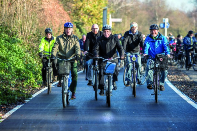 Im November 2015 radelten NRW-Verkehrsminister Michael Groschek und Horst Becker (parlamentarischer Staatssekretär des NRW-Umweltministeriums) auf dem Mülheimer Teilabschnitt des RS1 noch vorneweg. Jetzt stockt das Projekt in Essen.