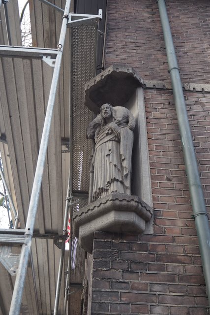 Schutzpatron des Umbaus an der Frohnhauser Straße.