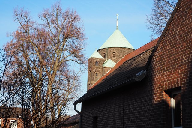 Die Kirche nebenan: St. Elisabeth.