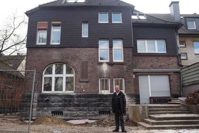 Pater Hillebrand im zukünftigen Garten der Wohngemeinschaft.