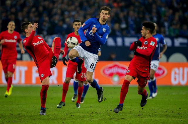 Auch der ansonsten oft gute Leon Goretzka (m.) passte sich dem Schalker Niveau an und spielte schwach.