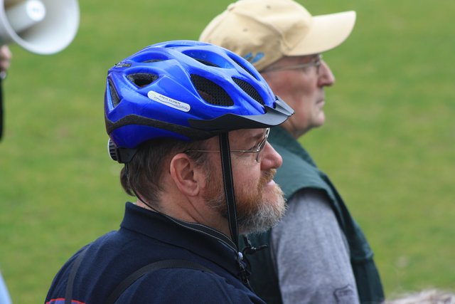 Rolf Fliß, Ratsherr der Grünen - zur Radtour natürlich vorschriftsmäßig mit Fahrrradhelm.