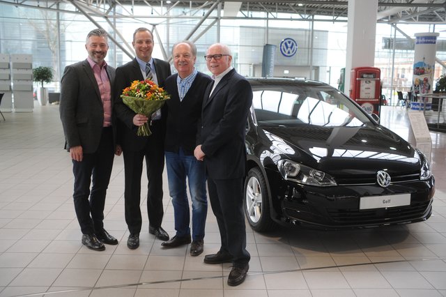 Dem treuen VW-Fan wurde das Gefährt im Volkswagen Zentrum Düsseldorf, Höher Weg, von Centerleiter und Prokurist Stefan Preuß (2.v.l.) sowie Clemens te Baay, Verkaufsleiter der Westdeutschen Verlags- und Werbegesellschaft, und Bernd ten Eicken, Objektleiter des Rhein-Bote Düsseldorf (r.), übergeben.