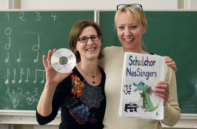 Neuessener Schule, Projekt CD
V.l.: Musiklehrerin Sabine Schmidtke, Sängerin und Pädagogin Andrea Hahneke (Projektleitung)