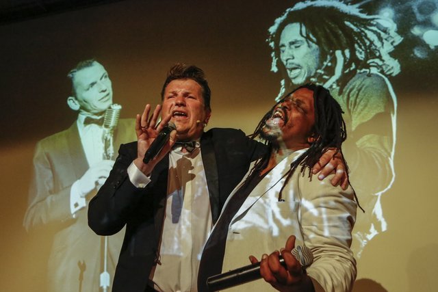 "Black & White" heißt ein besonderes Konzert über zwei Brüder, das Besucher im Hansa Theater am 26. Februar erleben.