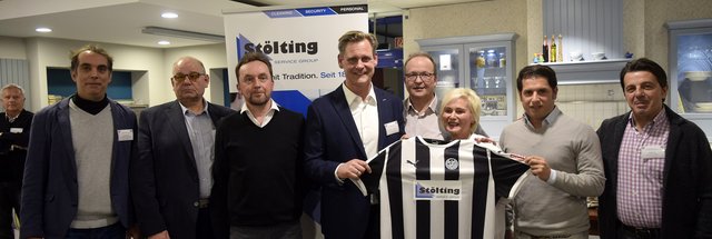 Am Donnerstag wurde die Stölting Unternehmensgruppe aus Gelsenkirchen als neuer Trikotsponsor der SGW präsentiert.  Unser Bild zeigt von links: Mark Musebrink (Vertriebsleitung Stölting), Reinhard Mokanski (Aufsichtsratsvorsitzender der SGW), Sportvorstand Dr. Hartmut Fahnenstich, Stölting-Pressesprecher Christian Hauck, Michael Pasternak (Gastgeber des Sponsorentreffs), Gabi Vit (Vorstandsvorsitzende), Trainer Farat Toku und Aufsichtsrat Franco Vit.  Foto: Peter Mohr