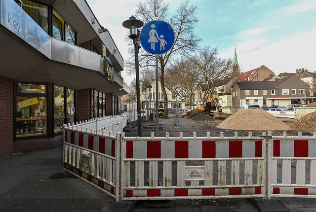 Die Baustelle liegt direkt vor dem Ladenlokal von Juwelier Kley. | Foto: Debus-Gohl