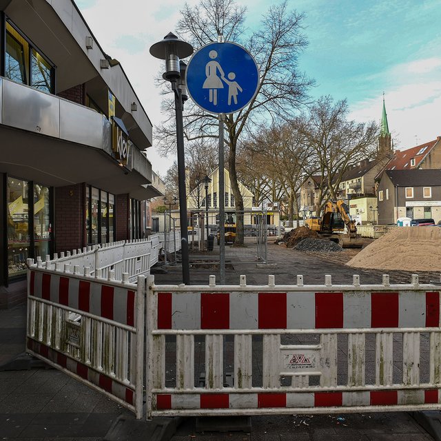 Ein großer Teil des Platzes ist derzeit abgesperrt. | Foto: Debus-Gohl
