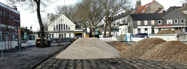 Nach Ende der Frostperiode geht es vorwärts auf der Baustelle am Neuen Markt. Die Steinplatten wurden entfernt, Baumaterial und Baufahrzeuge sind vor Ort. Bis in die zweite Märzwoche hinein werden die Arbeiten andauern, schätzt Stadtwerke-Pressesprecher Dirk Pomplun. | Foto: Debus-Gohl