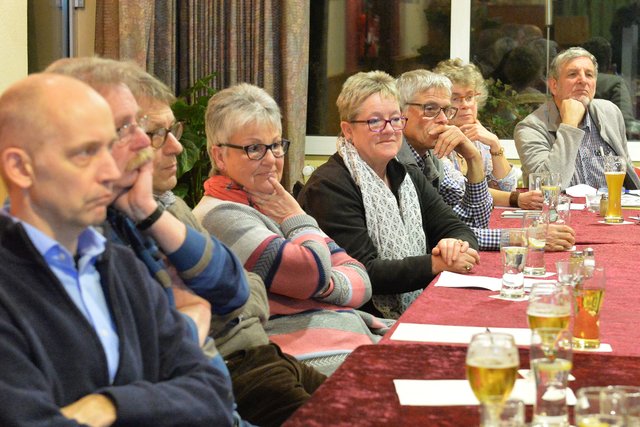 Hochkonzentriert wurde über Möglichkeiten und Probleme der Flüchtlingshilfe diskutiert.
Foto: Bangert