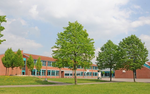 Die Olfener Gesamtschule (im Sommer).  Foto: Werner Zempelin