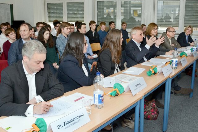 Die Juroren bewerten die Arbeit der IKG-Schüler.