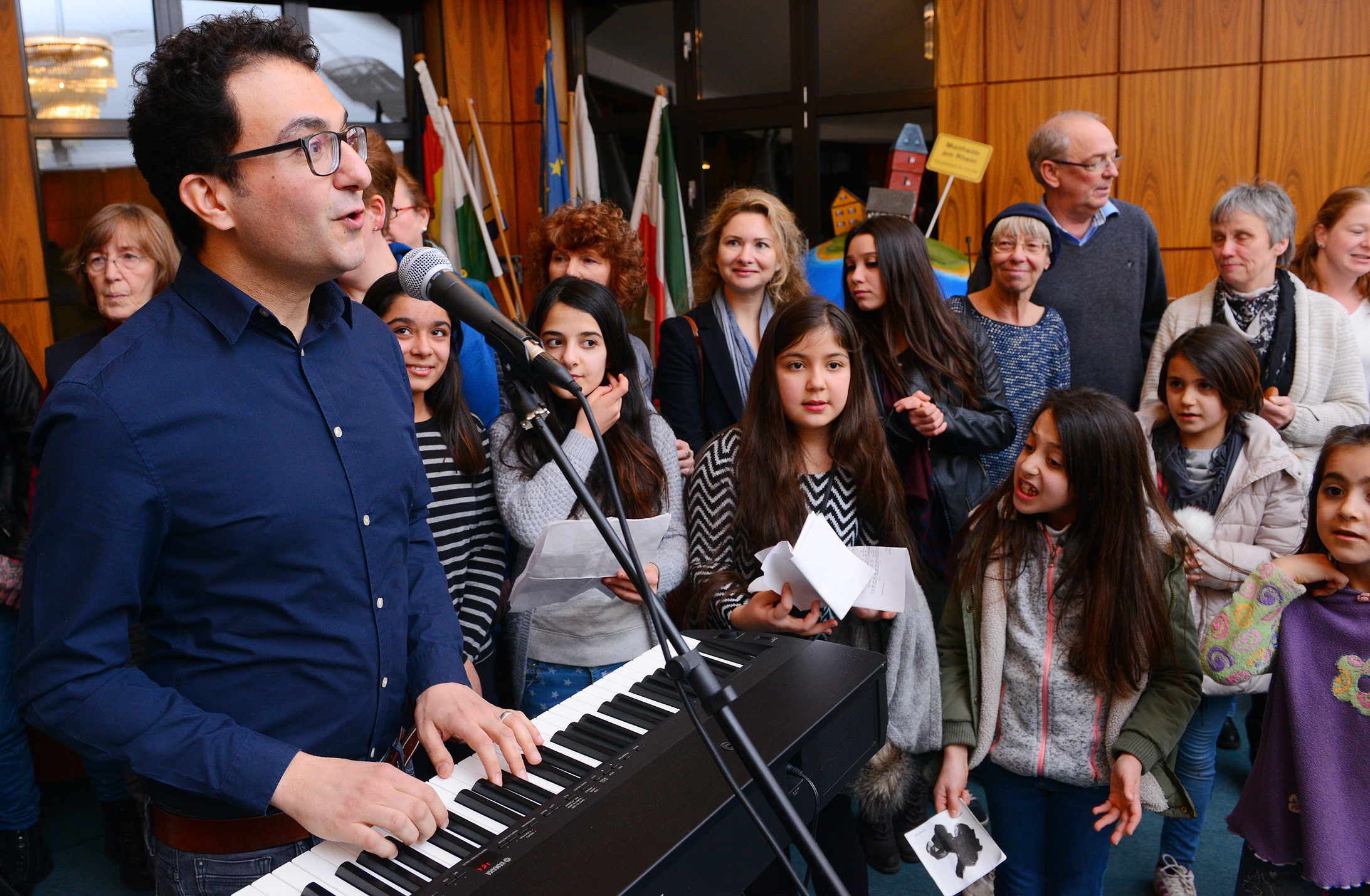 Rabih Lahoud verbindet mit seinem internationalen Pop-Chor Monheimer unterschiedlicher Herkunft.
