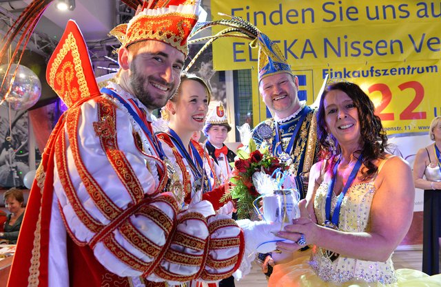 Das Velberter Prinzenpaar Christian II und Natalie I tauschen mit Volker I und Moni I aus Herten-Langenbochum Geschenke aus.