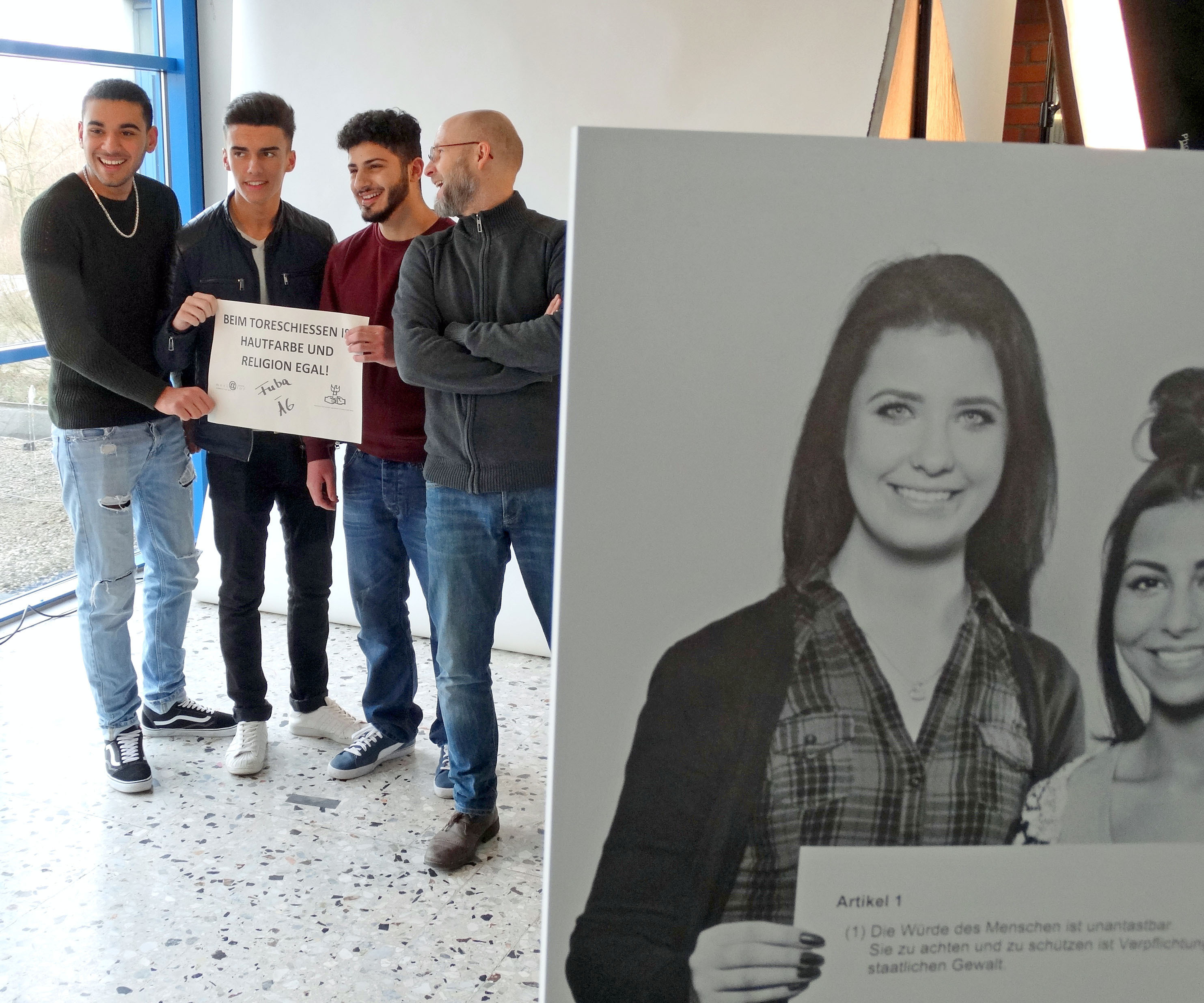 Fotografin Bettina Engel-Albustin lichtete Schüler und Lehrer mit eigenen Statements für Demokratie und Toleranz ab. Foto: pst
