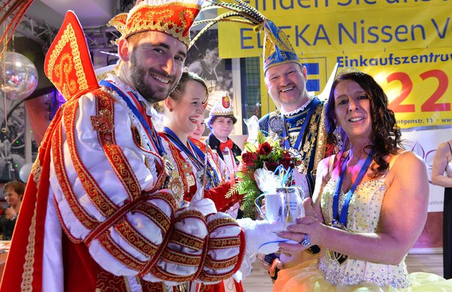 Das Velberter Prinzenpaar Christian II und Natalie I tauschen mit Volker I und Moni I aus Herten-Langenbochum Geschenke aus.