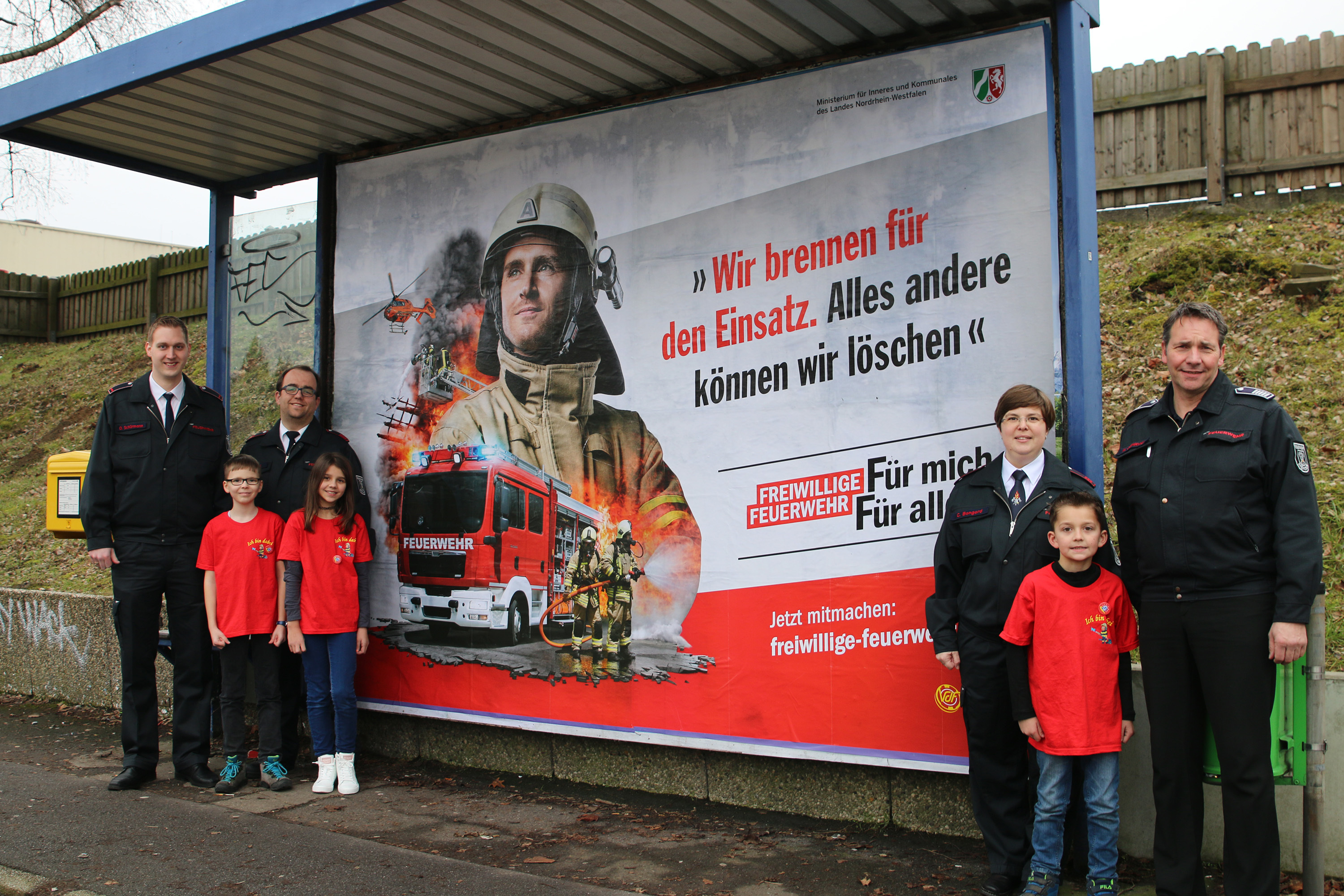 Oliver Schürmann, Jakob, Stefan Deitel, Lana, Christiana Bongard, Ben und Wolfram Semrau (v.l.) stellen die Plakataktion der FeuerwEhrensache des Landes NRW in Menden vor. ^Foto: Feuerwehr