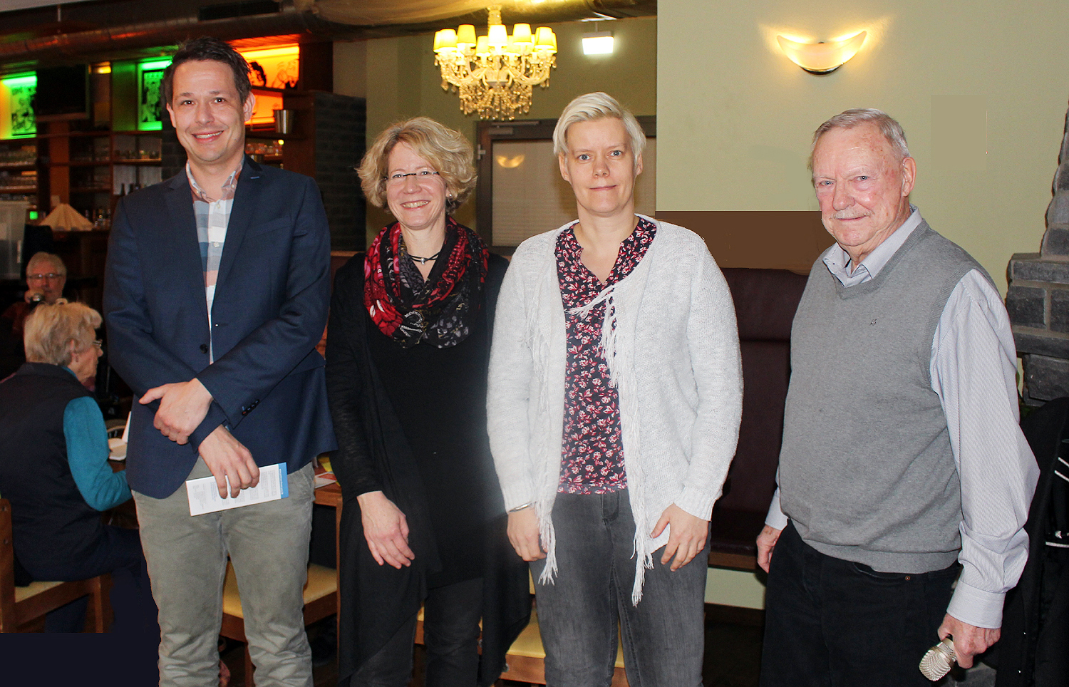 Dr. med. Tobias Warnecke (Universitätsklinikum Münster), Heike Schepp (Ring-Apotheke Unna), Heike Verwolt (Universitätsklinikum Münster) und Dr. Hans Wille (Parkinson Forum Unna e.V.)