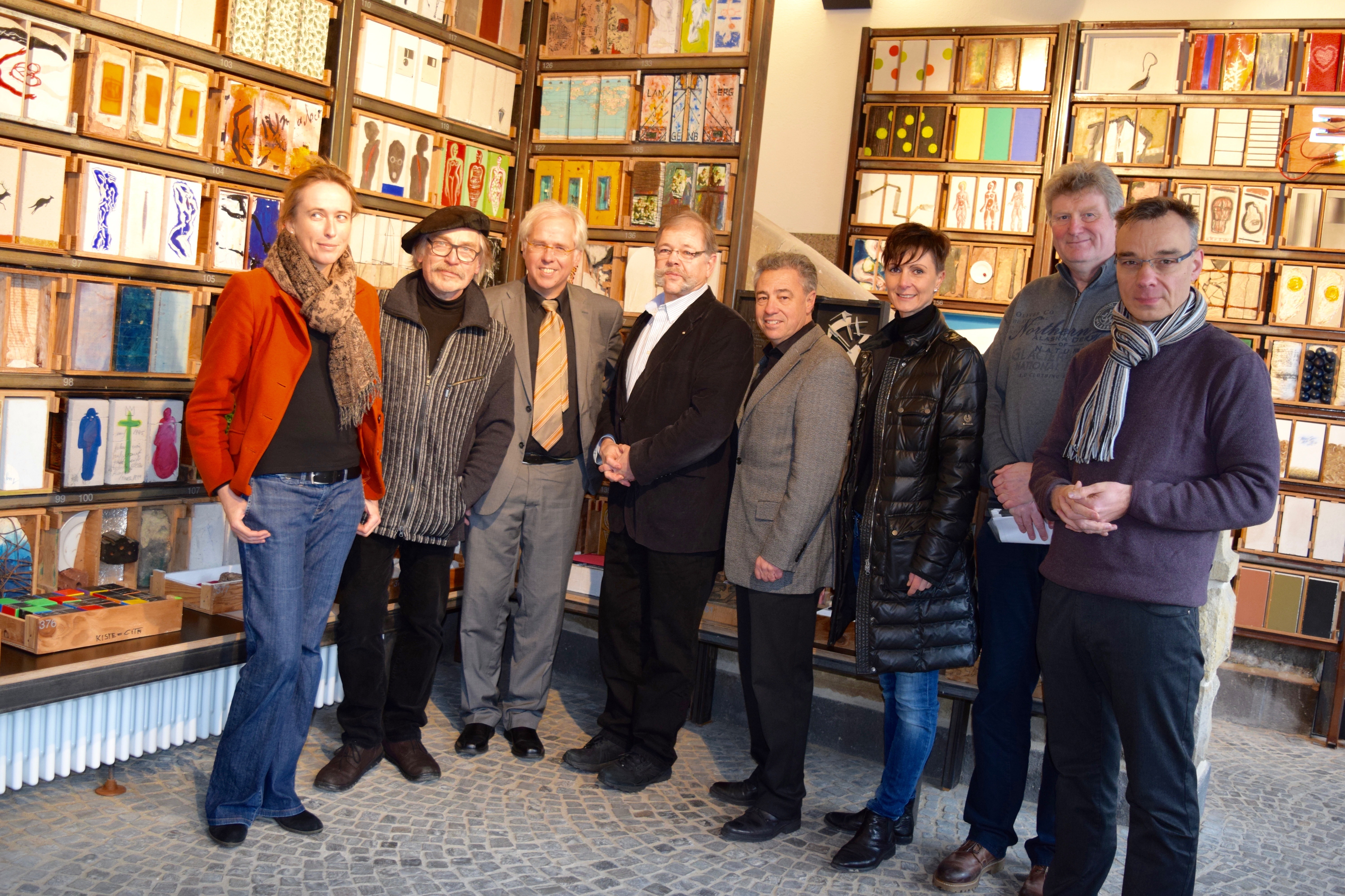 Die "Grundsteinkiste" als Kulisse: Heike Jorzig, Musikschule Velbert, Norbert Bauer, Kunsthaus Langenberg, Frank Eerenstein, Kunst- und Musikschule Velbert, Reinhard Schulze Neuhoff und Juan Gregori , Rotary Club Velbert, Ivonne Backhaus, Förderverein Kunsthaus, Uwe Ottenjann, Förderverein Musikschule Heiligenhaus und Arnim Leuschner, Rotary Club (von links).