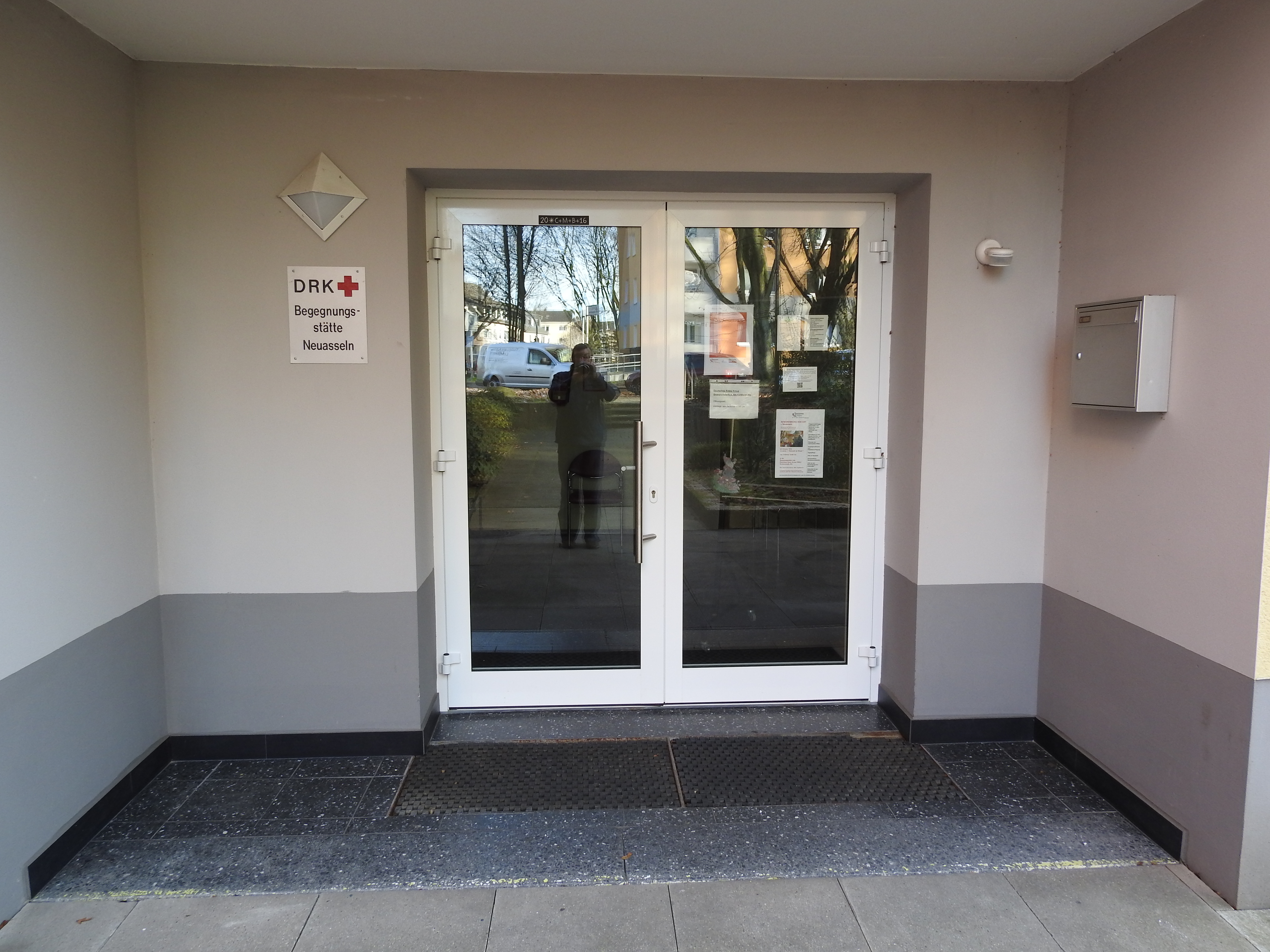 Eingangsbereich zur DRK Begegnungsstätte in Neuasseln: Hier findet die monatliche Sprechstunde des Seniorenbüros Brackel für Neuasselner Bürger statt.