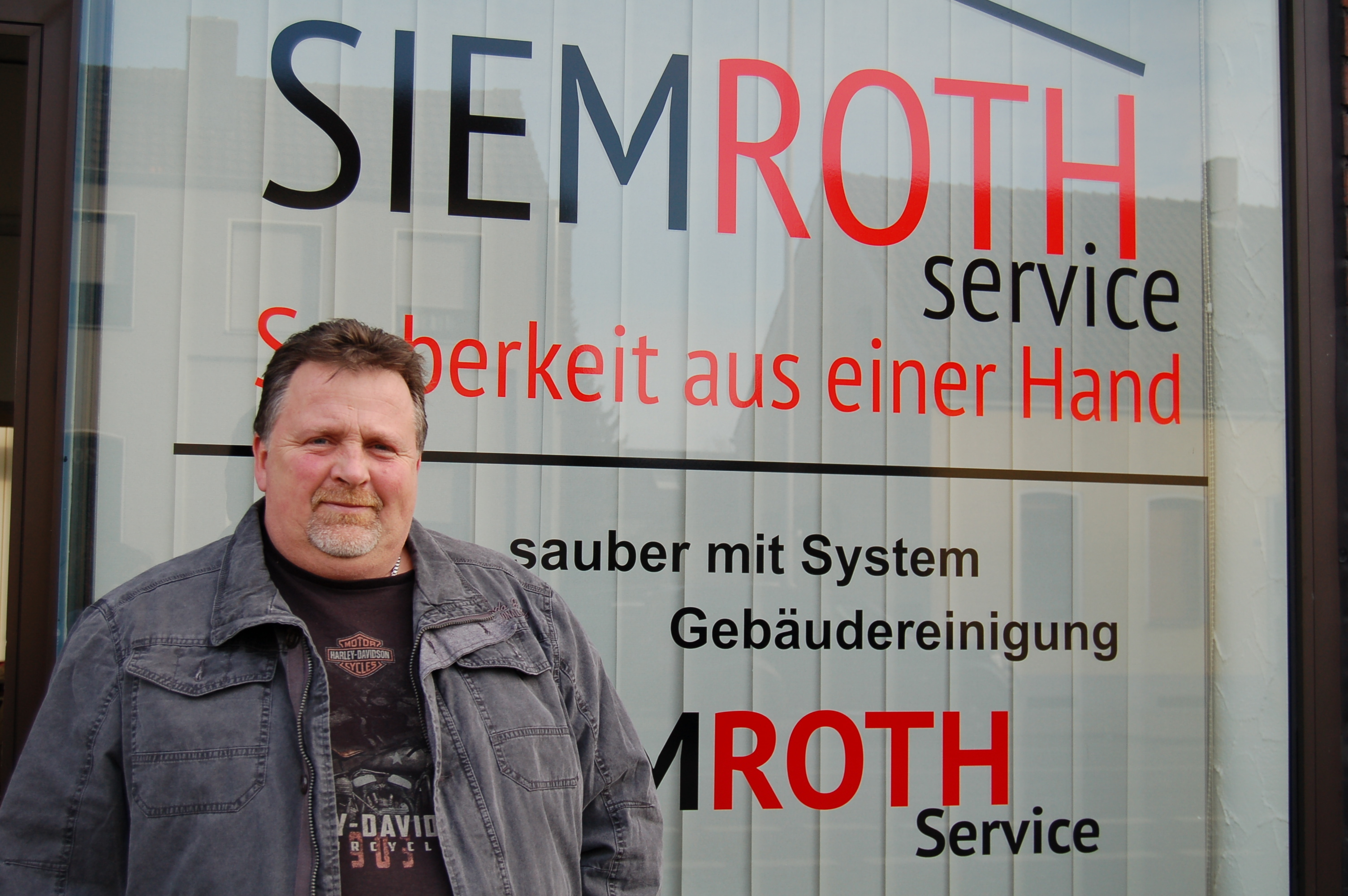 Inhaber Gerd Siemroth vor seinem Reinigungsservice an der Steinkampstr. 21 in Styrum