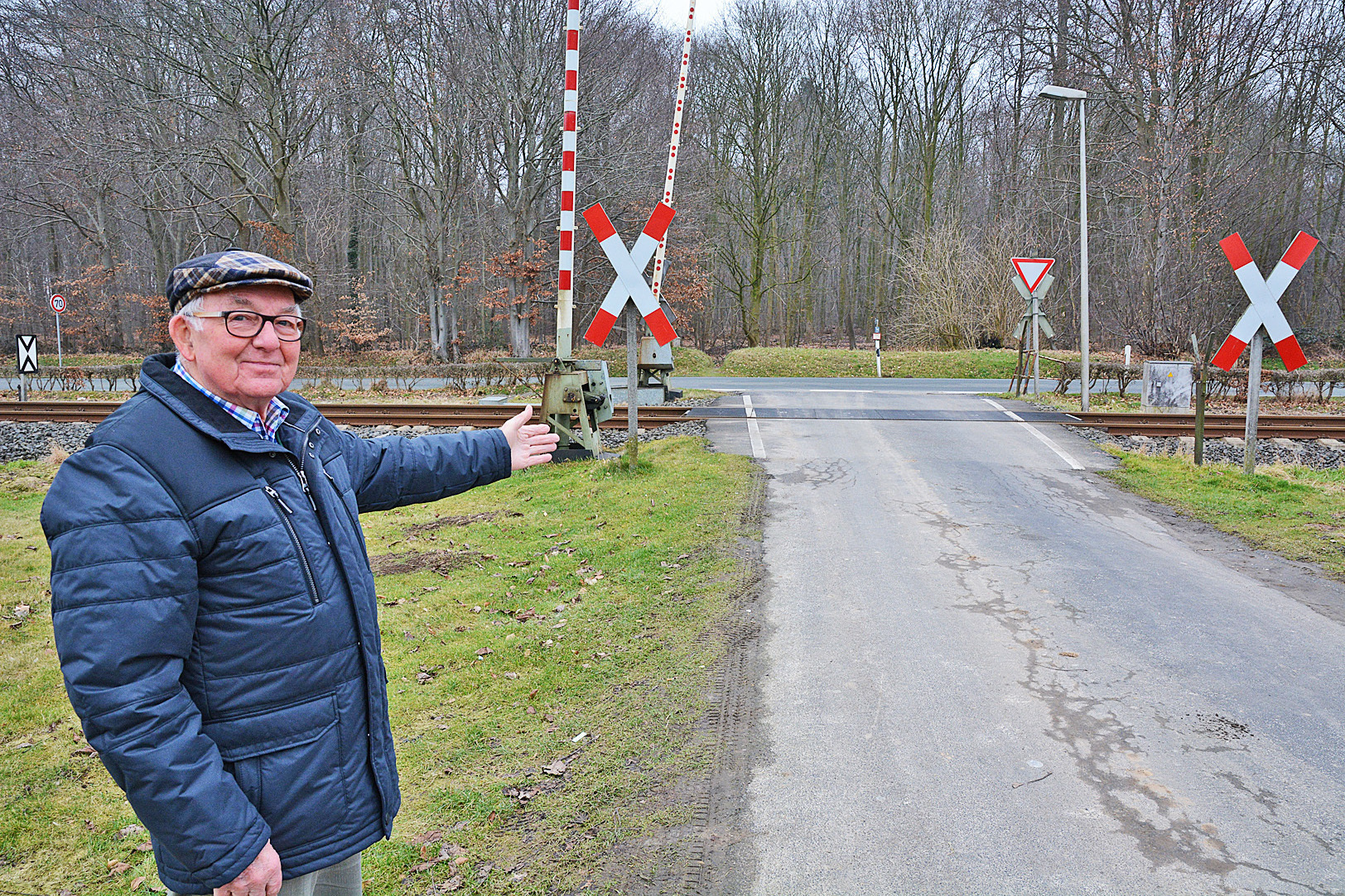 Bald kein Durchkommen mehr für Rudolf Look (81) und seine Nachbarn der Buschwalstraße. Fotos: Steve