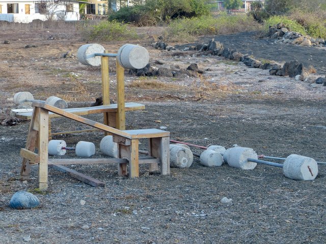 Gefäße mit Beton ausgefüllt und hat man praktische Hanteln. Auch die Bänke sind sicherlich sehr rückenschonend.