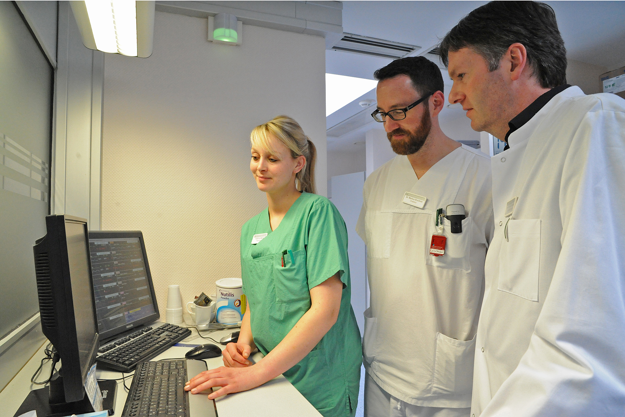 Professor Dr. Michael Linnebank (von rechts), Dr. Markus Bruckner und Krankenschwester Katherina Michel haben auf Bildschirmen den Zustand ihrer Schlaganfallpatienten jederzeit im Blick.