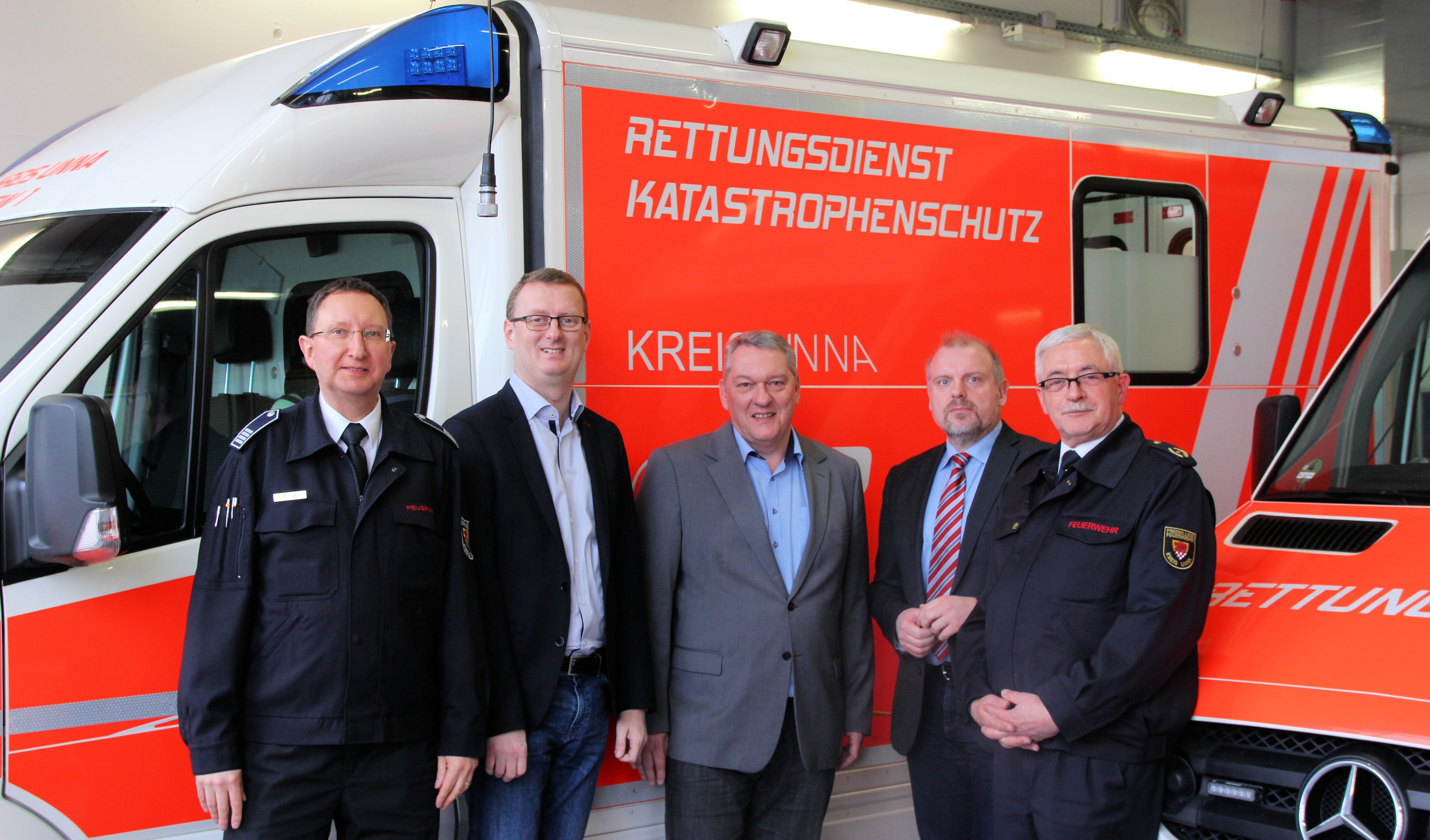 Über die Einsatzabläufe im Feuerwehr-Servicezentrum informierten Jens Bongers, Leiter der Kreisleitstelle, Ferdinand Adam, Fachbereichsleiter Öffentliche Sicherheit und Ordnung, Dirk Wigant, Kreisdezernent, und Ulrich Peukmann, Kreisbrandmeister und zuständig für Bevölkerungsschutz, den SPD-Bundestagsabgeordneten Oliver Kaczmarek.