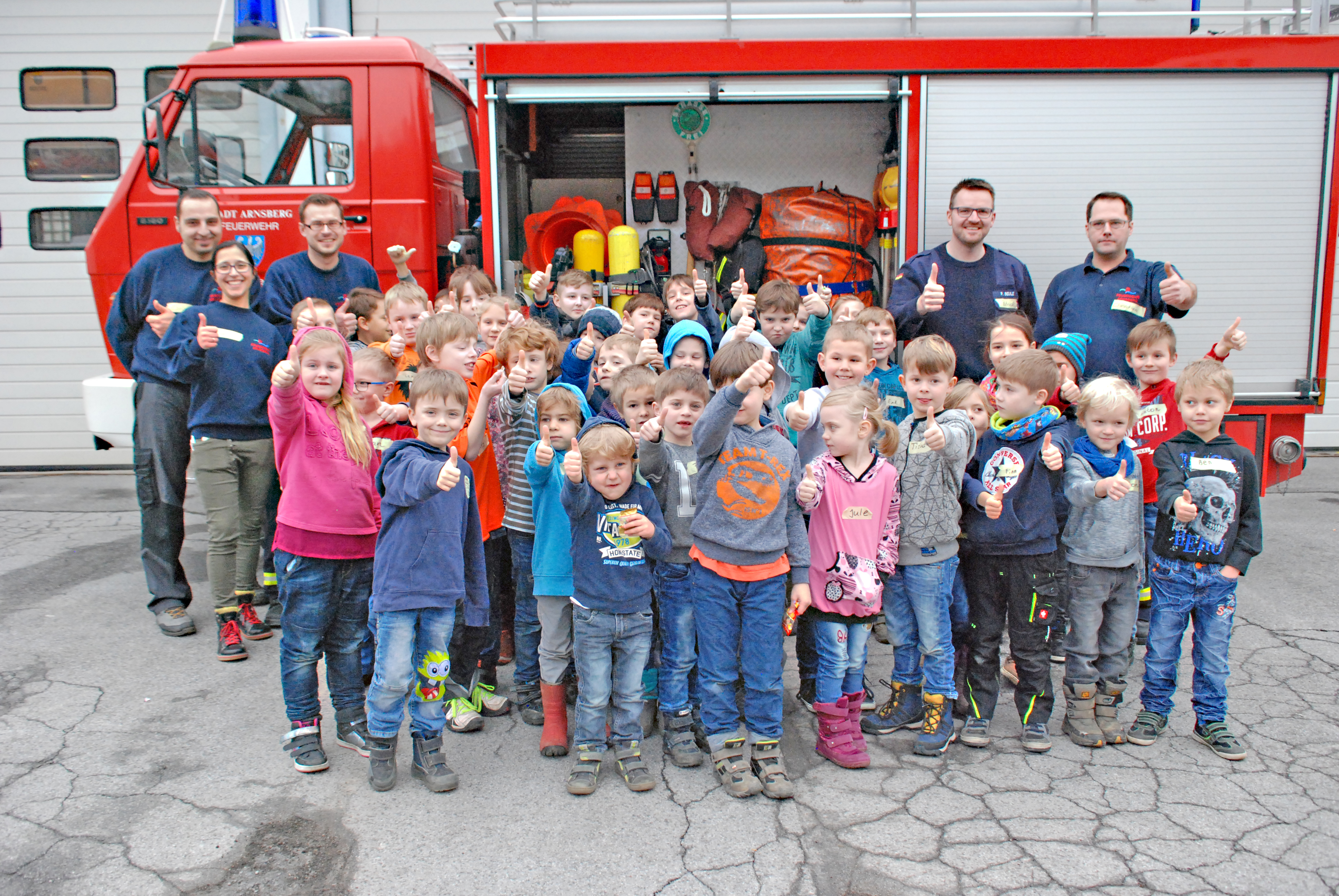 Rund 40 Jungen und Mädchen kamen
zur Auftaktveranstaltung am Gerätehaus in Arnsberg.