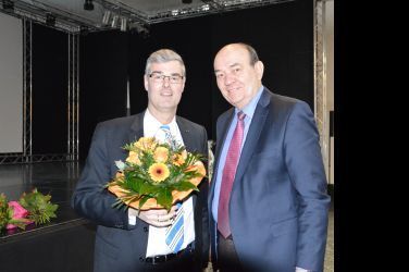 Markus Schlüter (li.) nimmt die herzlichen Glückwünsche des CDU-Fraktionsvorsitzenden im RVR, Roland Mitschke (re.), entgegen.