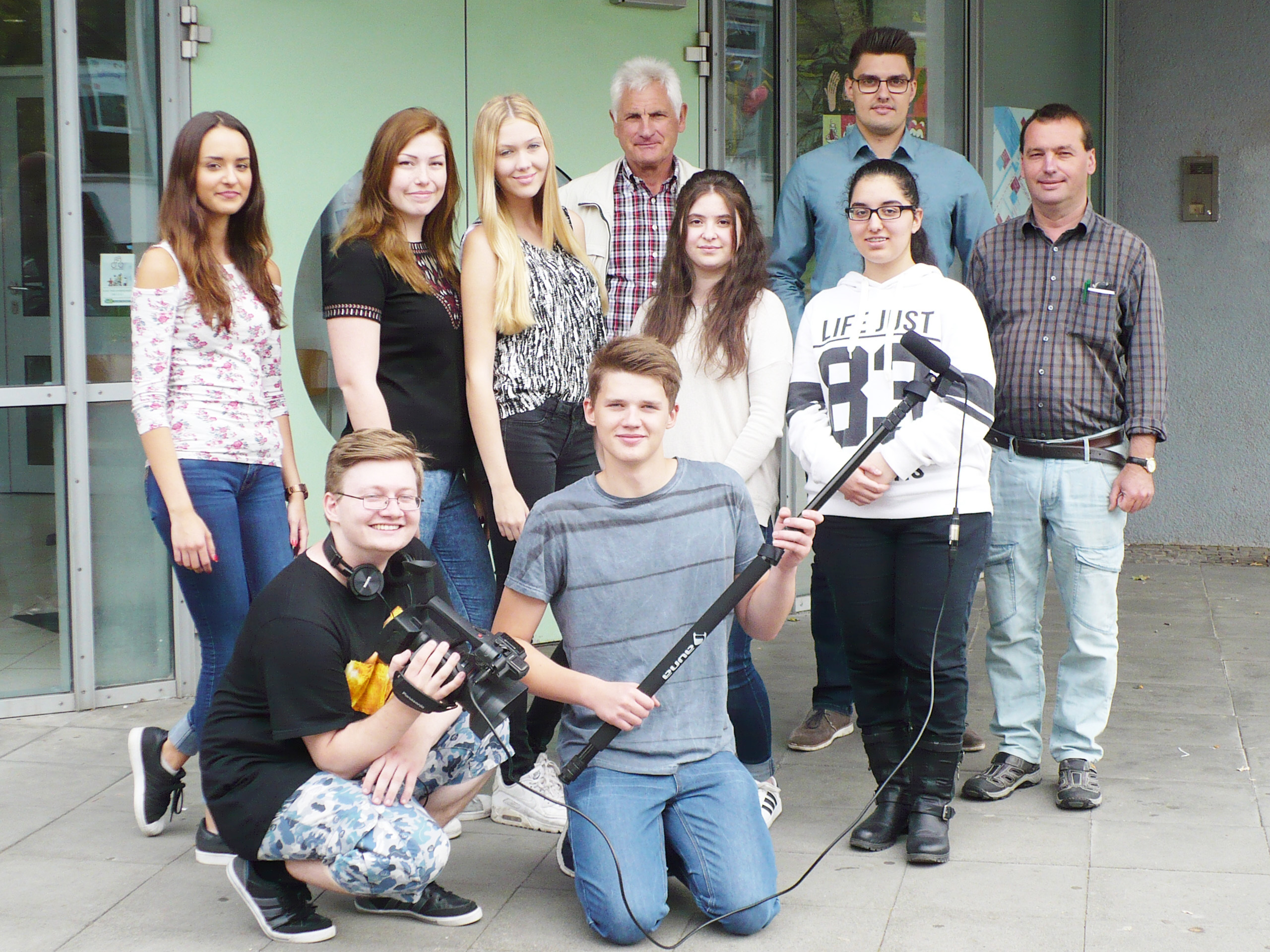 Schüler des Filmprojekts "Stadtteil-Porträt" mit Dieter Börner, Vorsitzender des Projektbeirats Lünen-Süd, Tim Jürgens, Abteilung Stadtplanung, Stadt Lünen und Lehrer Volker Krieger.